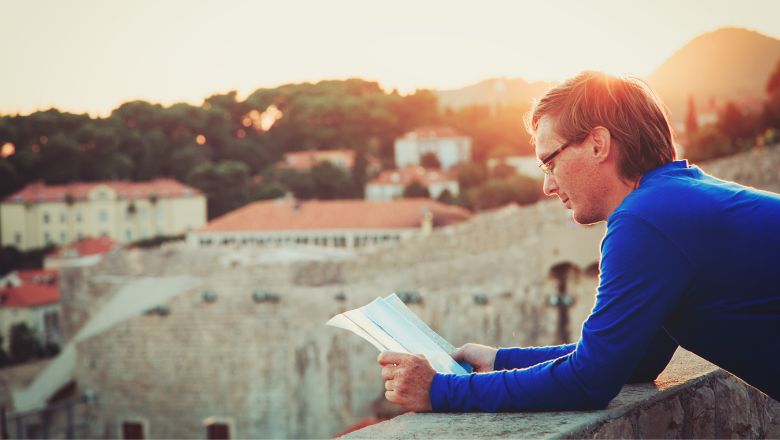 guy reading the map of dubrovnik